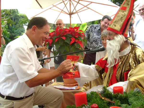 Deutschen Botschaft Bangkok: Botschafter Dr. Schumacher bekommt vom Nikolaus sein Geschenk.