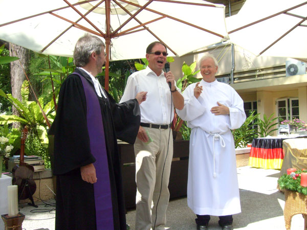 Deutschen Botschaft Bangkok: Botschafter Dr. Schumacher mit Pfarrer und Pastor der beiden Konfessionen bei der Nikolaus-Feier.