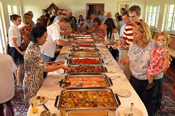 Grosses Buffet für die vielen Gäste der ersten gemeinsamen Nikolaus-Feier der Katholiken und Protestanten in Bangkok.