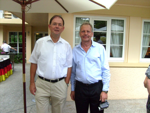 Botschafter Dr. Schumacher mit FARANG-Reporter Winny immer im Einsatz