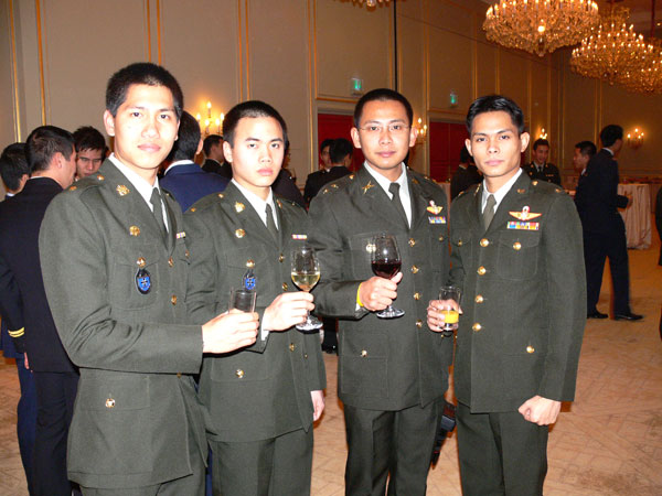 Thai-Militärs beim Königs-Geburtstag in Berlin.