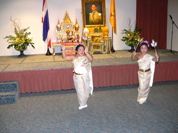 Kindertanz bei der Feier des 82. Geburtstages des thailändischen Königs im Hotel Best Western. 