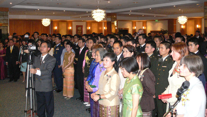Die Feier des 82. Geburtstages des thailändischen Königs im Hotel Best Western. 