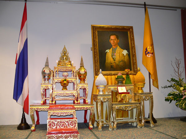 Die Feier des 82. Geburtstages des thailändischen Königs im Hotel Best Western. 