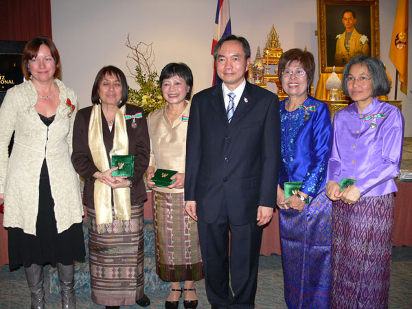 Der Botschafter mit den ausgezeichneten Thailänderinnen.