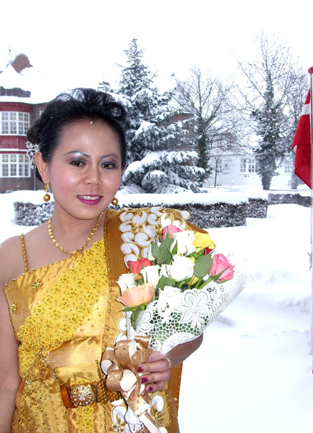 Eine Thaifrau im Schnee.