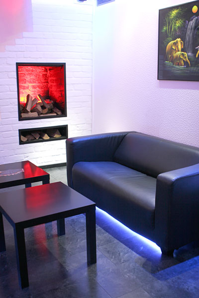 Gemütliche Sitzecke am Kamin im hinteren Raum im 4Thai in Berlin - übrigens mit Spielekonsole Wi