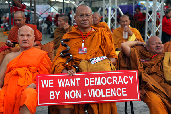 Mönche bei der Protest Demo der sogenannten Rothemden - UDD - in Bangkok