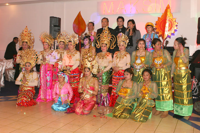 Der Thai Botschafter mit allen Tänzerinnen