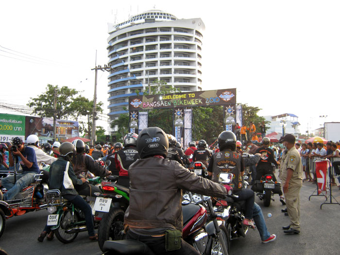 Die Einfahrt zur Bikeweek 2010 in Bang Saen