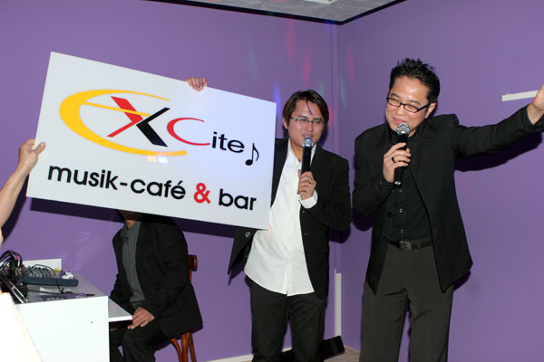 Yad zeigt das Logo seines neuen Geschäftes, Toi vom RCA moderiert