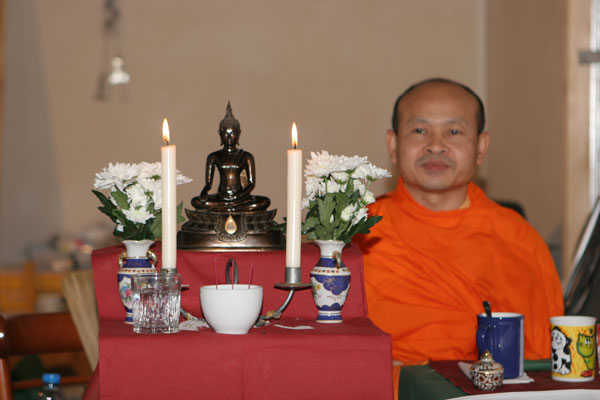 Der Abt vom Wat Buddhavihara bei Weihe des EXCITE Musik-Café