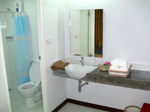 Sachlich  und sauber - WC und Dusche in der CK Residence in Pattaya