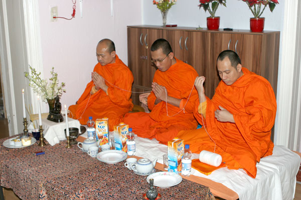 Die Mönche weihen die Supani Thaimassage