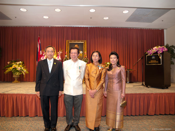 Die drei Ausgezeichneten mit dem thailändischen Botschafter