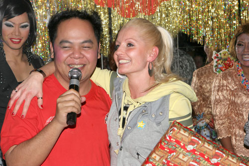 Thai-Comodian und Spassvogel Bobo geniesst was kühles Blondes 