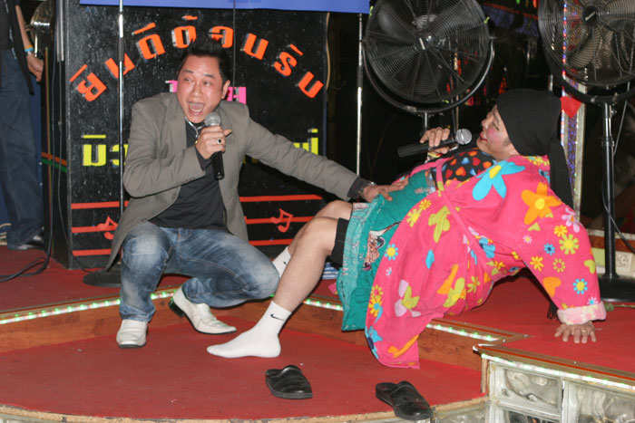 Thai-Comedy mit Toi, rechts