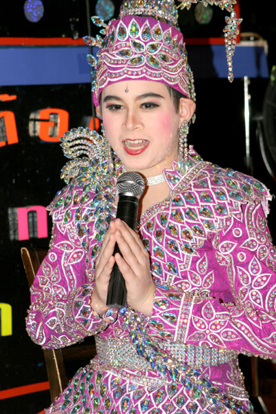 Thaitänzer Simon ganz traditionell