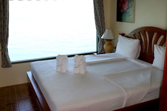 Zwei Changs auf dem Bett imTop Resort.