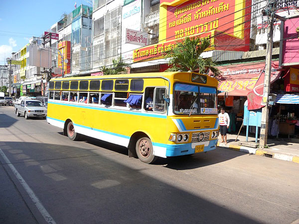 Typischer Reisebus in Udon Thani