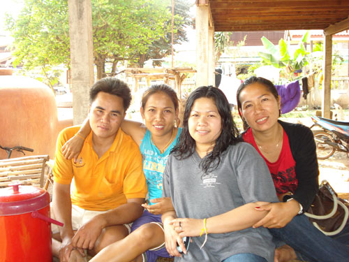 Familie und Freunde in einem kleinen Dorf nahe Udon.