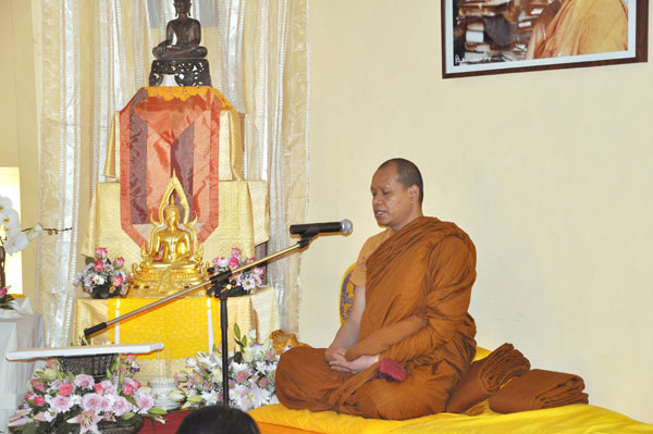 Der Mönch bei der Kathina-Zeremonie.