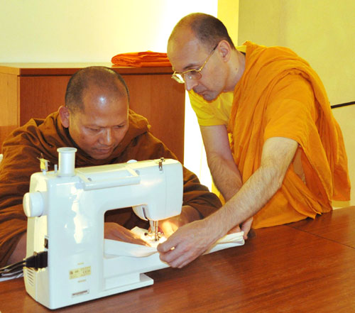 Die beiden Mönche nähen die Robe.