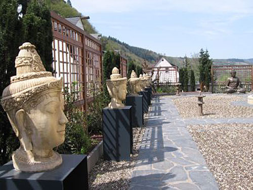 Buddha-Statuen im Parkschlösschen Bad Wildstein