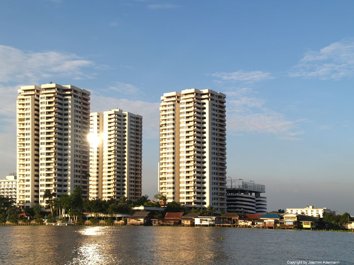 Hochhäuser in Bangkok vom Fluss aus gesehen