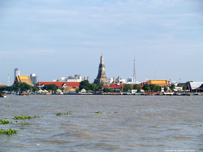 Bangkok vom Chao Phraya aus gesehen