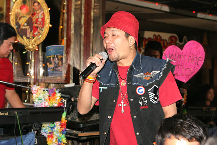 Toi Muak Dung singt im Musik Cafe Butterfly