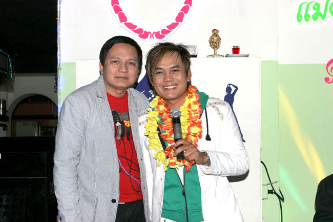Scorpion Chef Sombat mit seinem besonderen Gast - dem Sänger Sommag Ratchasima.