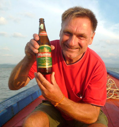 Globetrotter Franky Kuchenbecker mit dem Boot von Burma nach Thailand