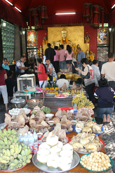 Feierlichkeit in einem Wat in Lopburi