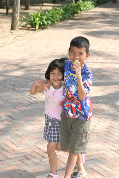 Nette Thai-Kids in der Stadt der Affen