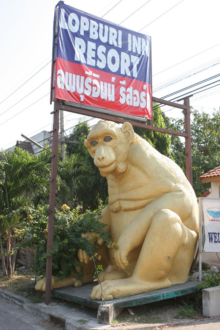 Goldener Riesenaffe am Eingang zum Lopburi Inn Resort