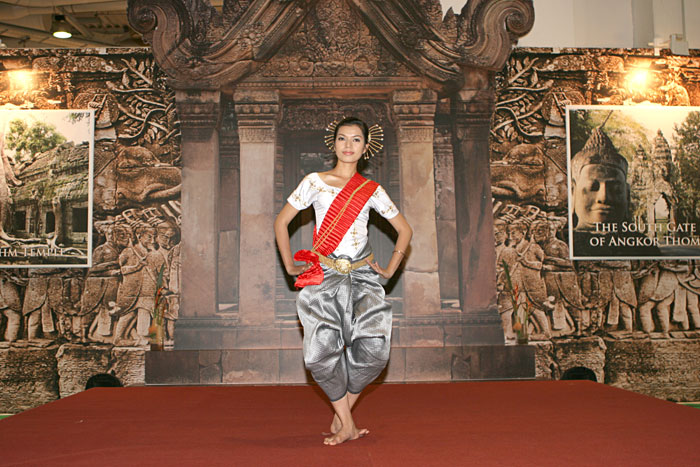 Schöne Kambodscha-Tänzerin auf der ITB 2010 vor der Kulisse von Ankor Wat