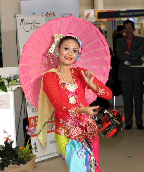 Schöne Tänzerin auf dem Stand von Malaysia