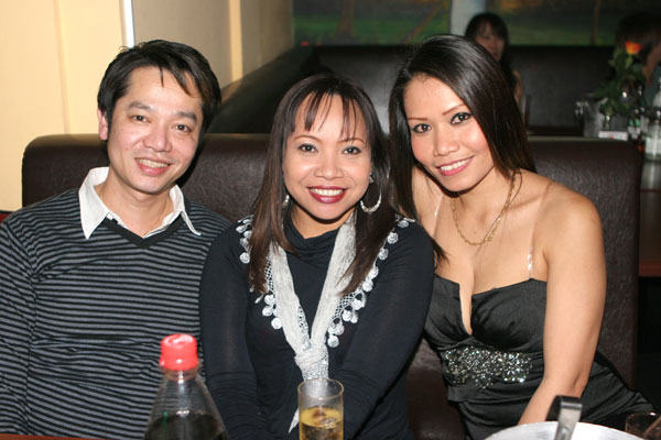 DJ Cee mit 2 echten Thaifrauen, links Nin