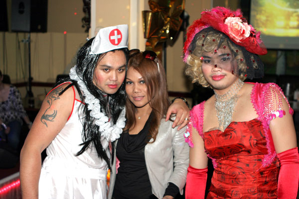 Treusorgender Jump als Krankenschwester betreut Thai-Schönheit Oni...