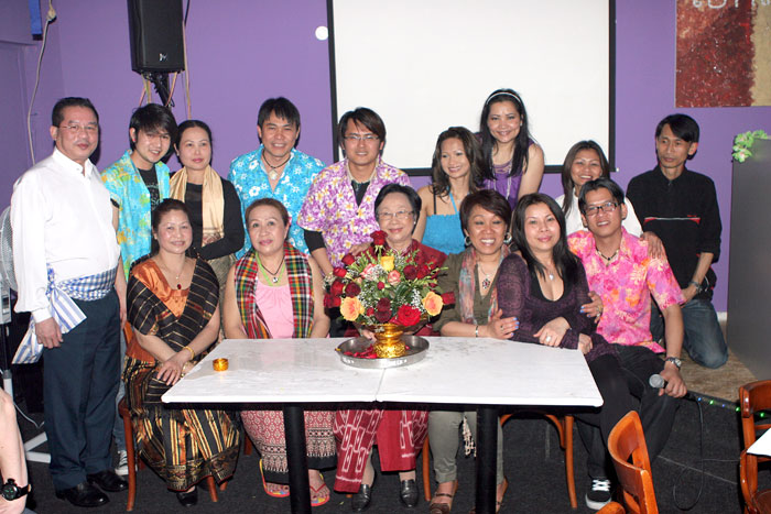 Gruppenfoto bei der Songkran Feier in der Excite Disco und Karaoke