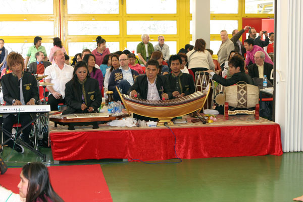 traditionelle Thaimusik beim Songkranfest des Wat Buddhavihara in Berlin