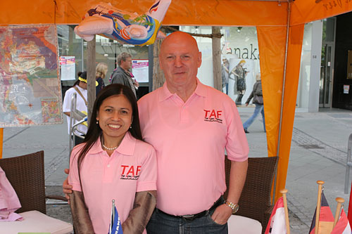 Ning und Mr. Gerstenberg vom neuen TAF-Reisebüro