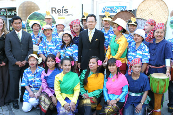 Vize-Premier Thailands mit Tänzerinnen