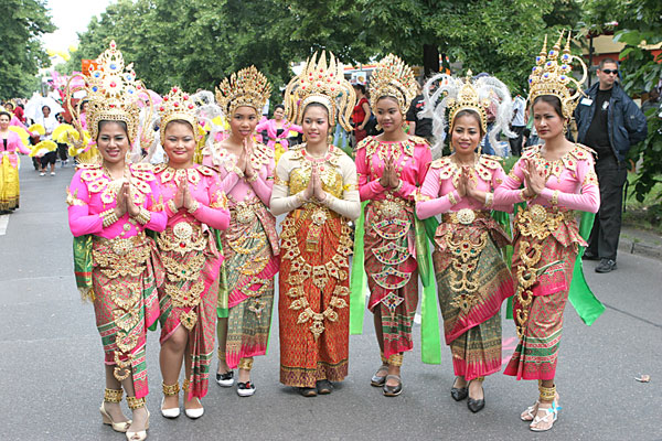 Thaitanzgruppe von Dimmi, ganz links