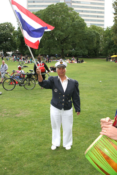 Einer hält die Fahne hoch im Berliner Thaipark