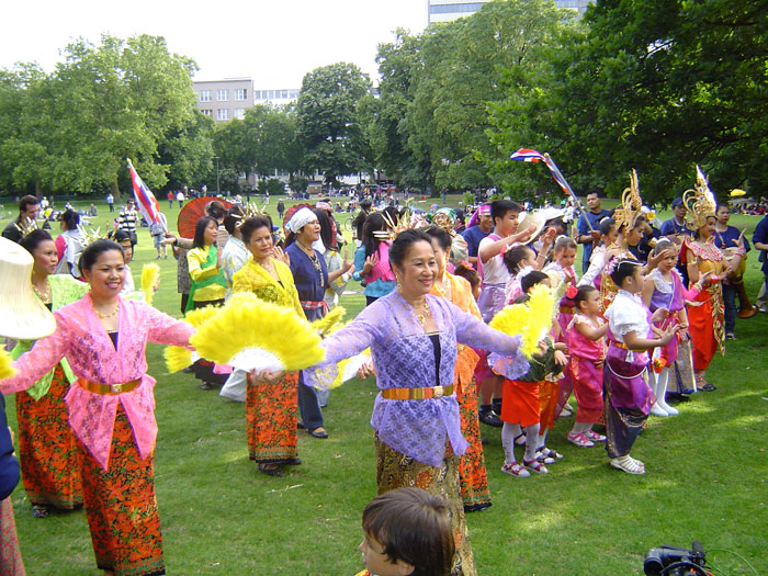 Grosse Tanzprobe für den Karneval der Kulturen im Thaipark