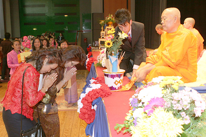 Spenden an den hohen Mönch aus Thailand