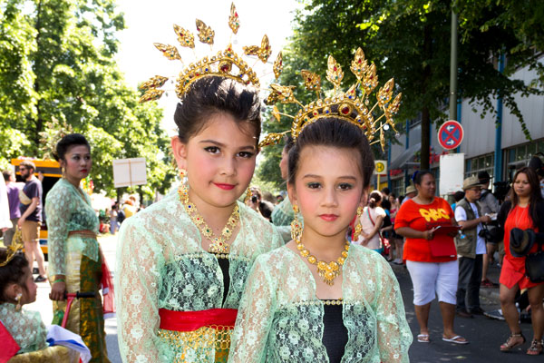 Kleine Thai-Tänzerinnnen beim Karneval der Kulturen 2014