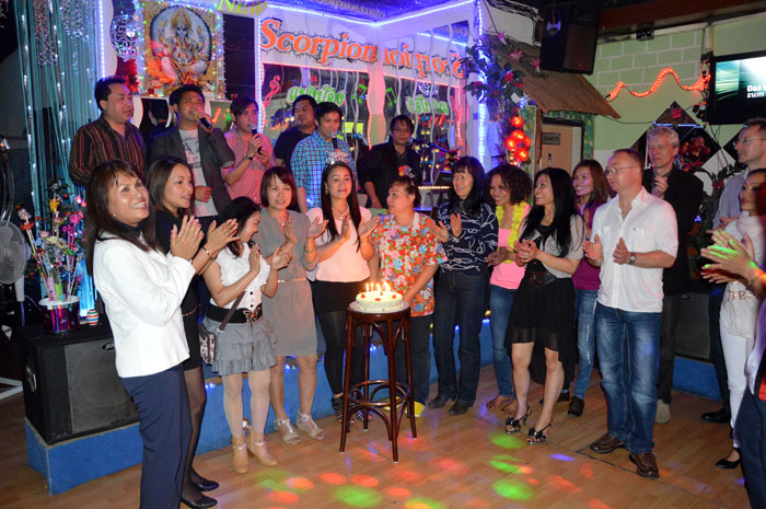 Thai feiern Happy Birthday im Berliner Scorpion